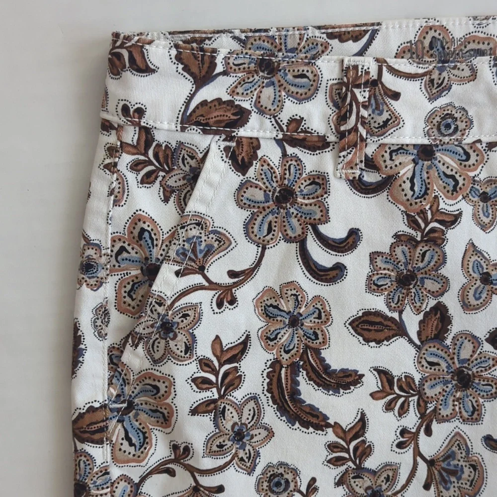 NWT a.n.a. Floral Mid-Rise Shortie Shorts 10 Brown Blue Beige Pockets - Picture 12 of 13